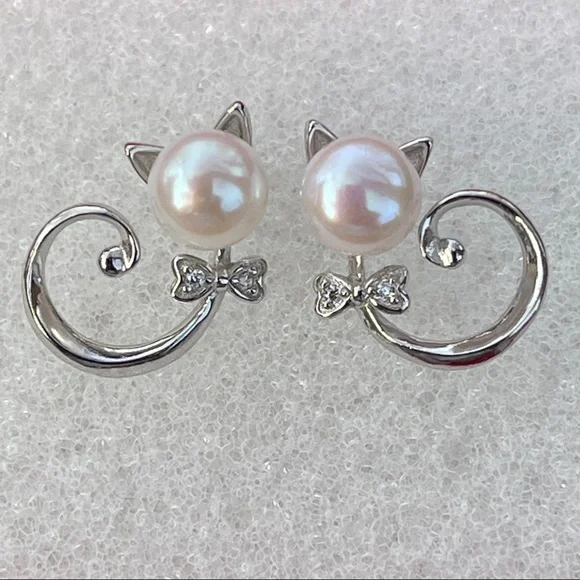 NEW 925S Silver Real 6mm Cultured Freshwater Pearl Cat Shape Stud Earrings - Picture 1 of 8